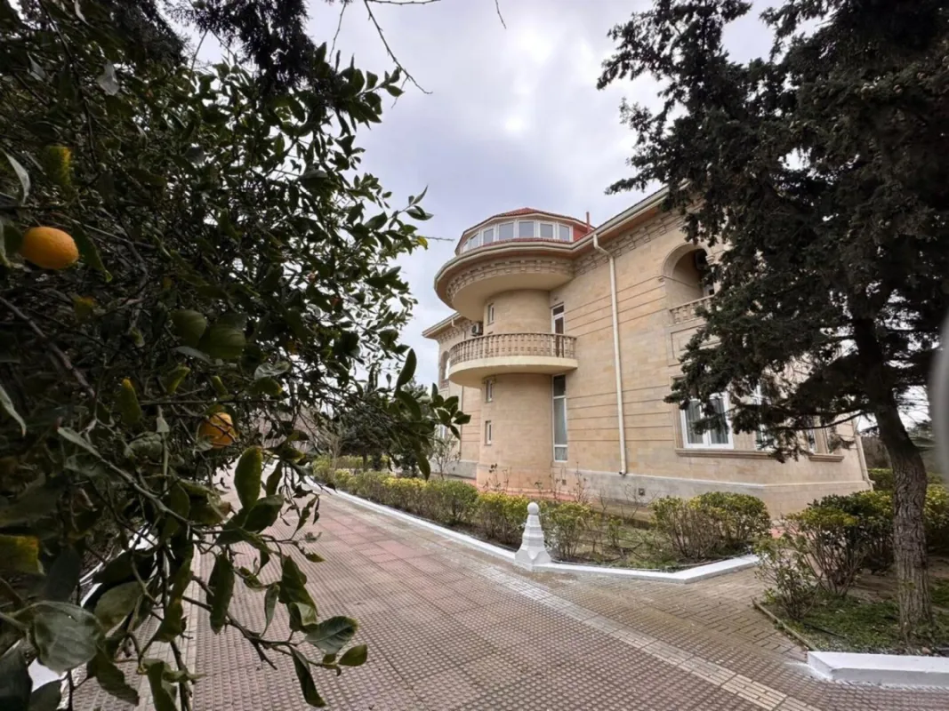 Satılır 10 otaqlı həyət evi 500 m²