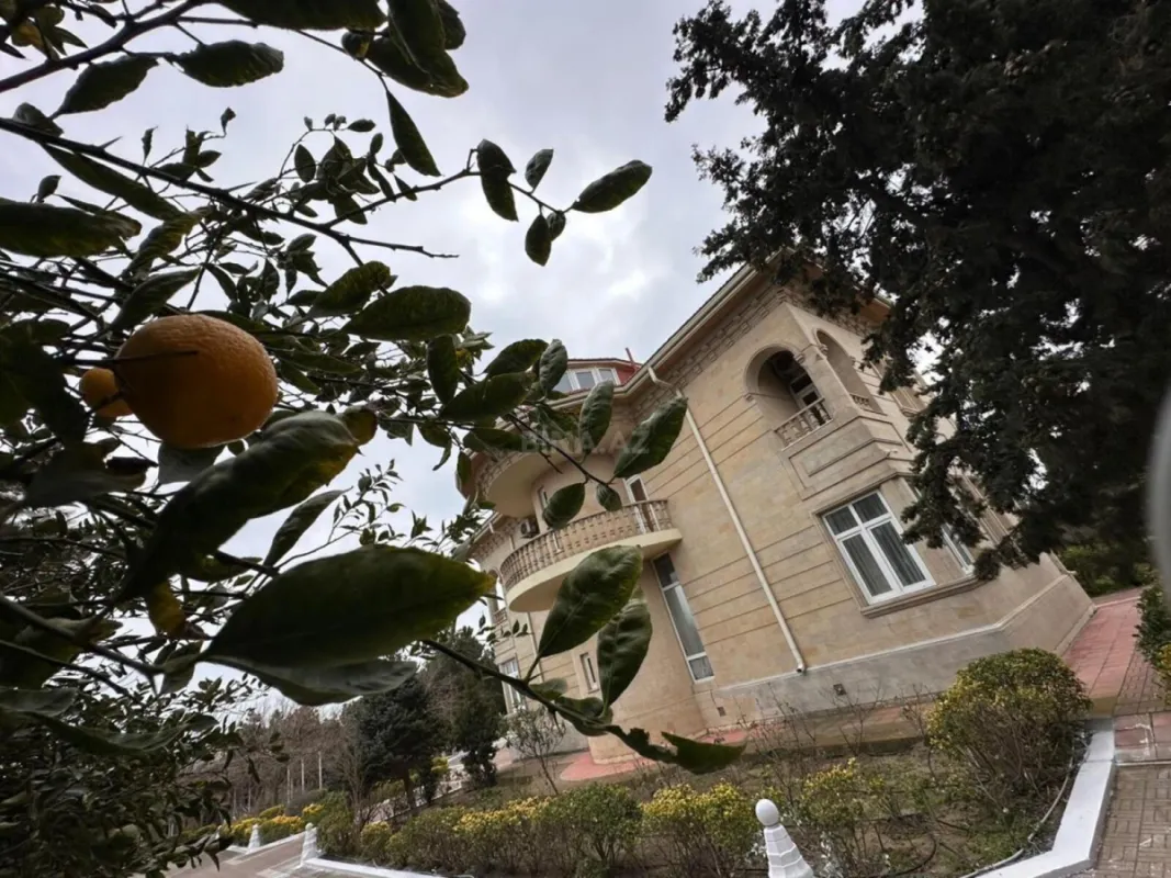 Satılır 10 otaqlı həyət evi 500 m²