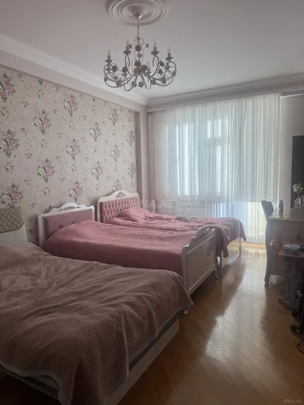 Satılır 3 otaqlı mənzil 137 m²