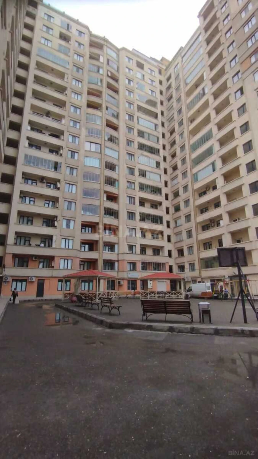 Satılır 3 otaqlı mənzil 137 m²