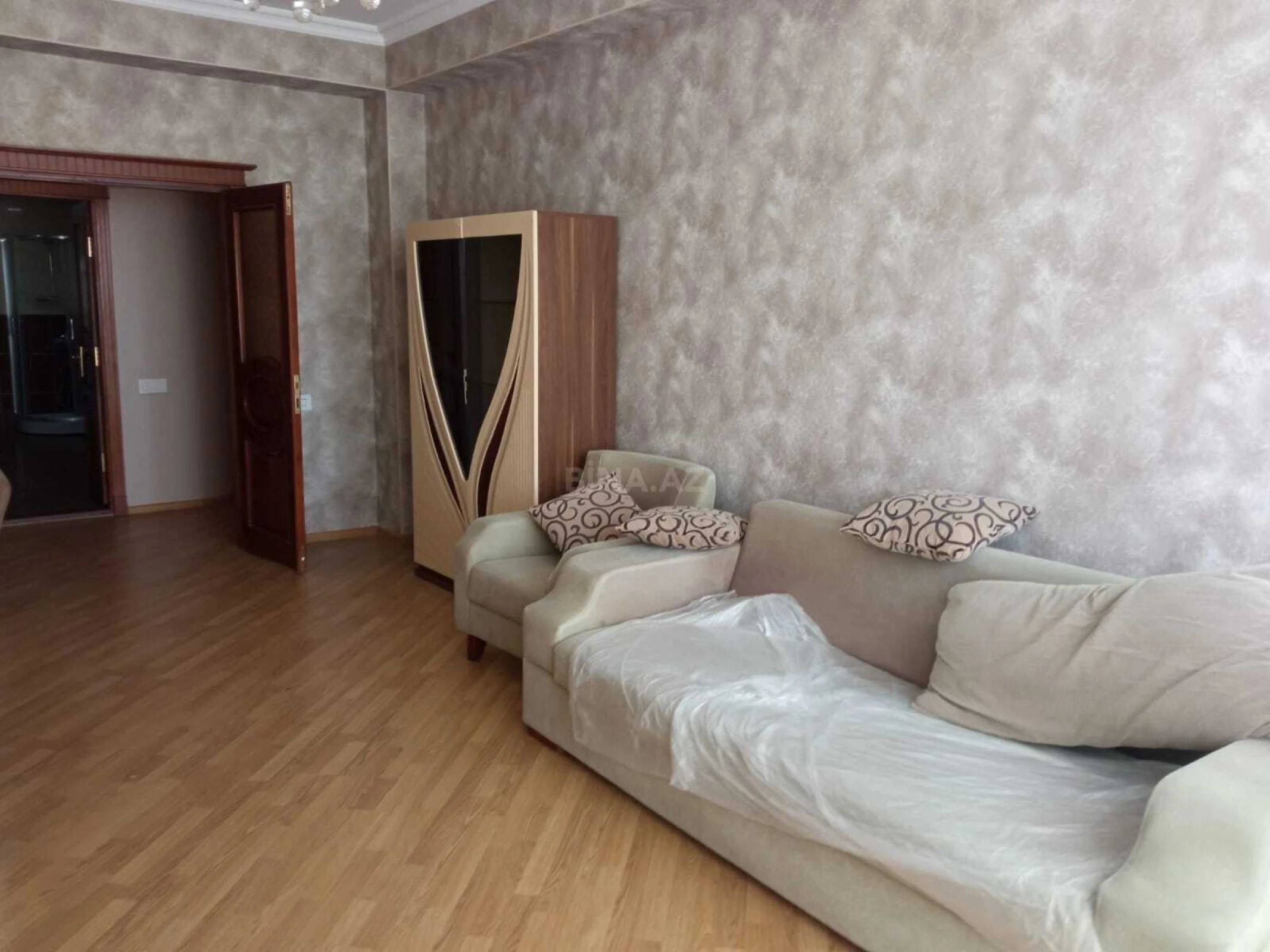Kirayə verilir 2 otaqlı mənzil 101 m²