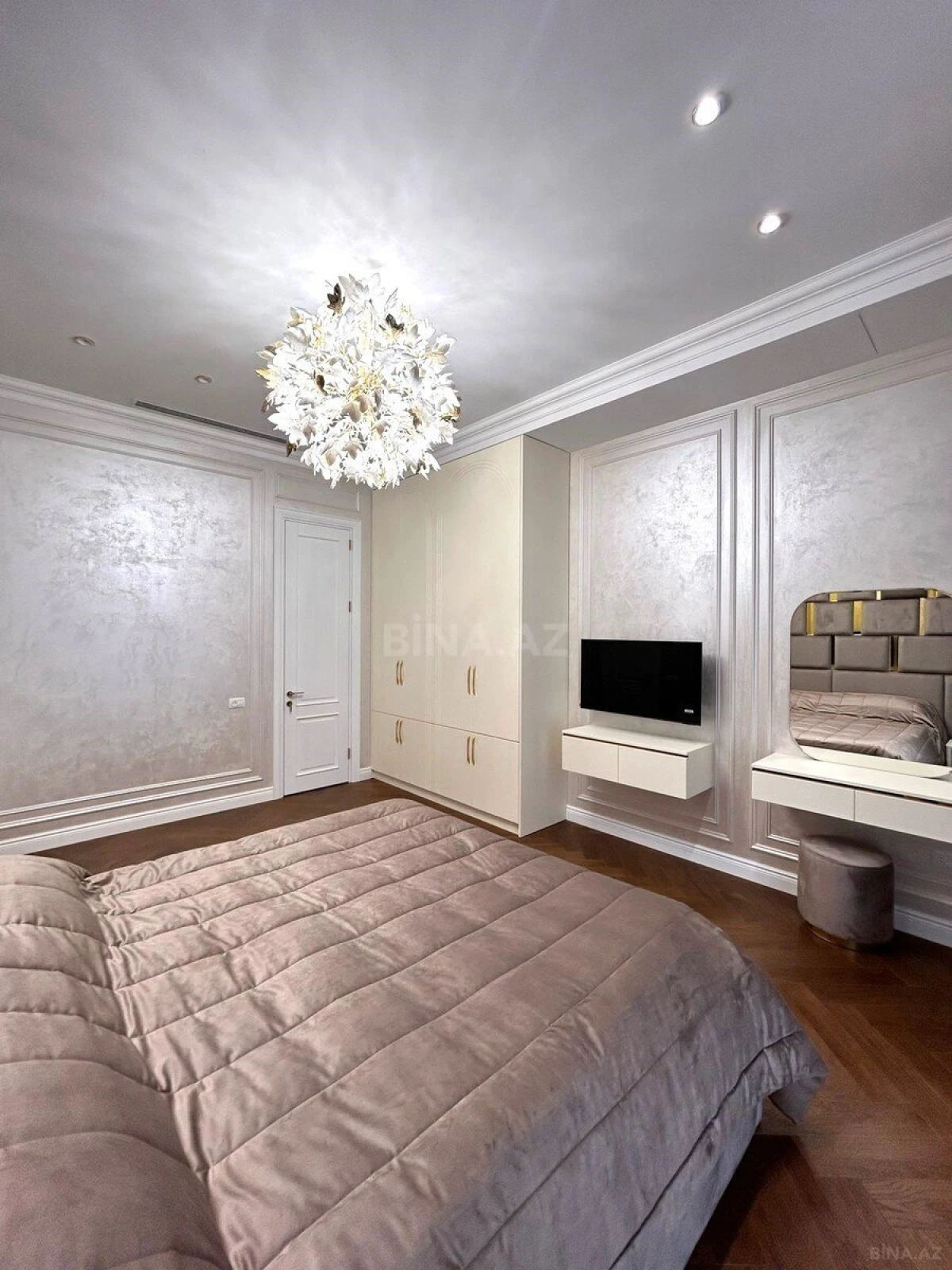Kirayə verilir 4 otaqlı mənzil 155 m²