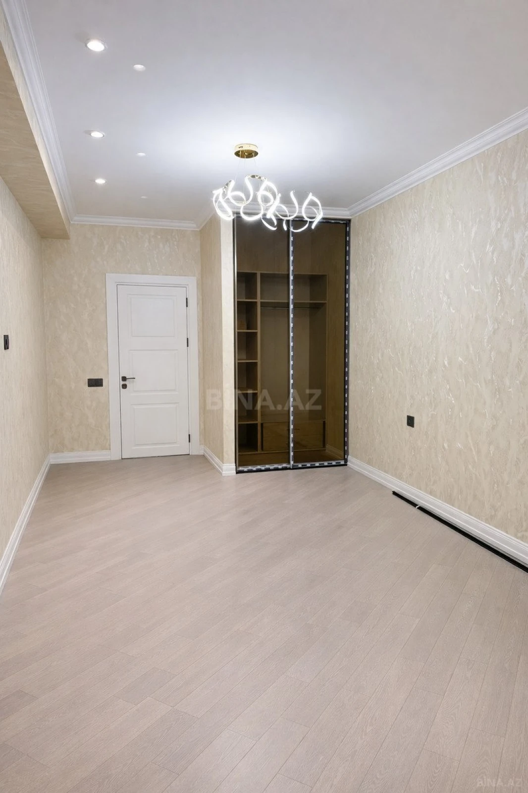 Satılır 3 otaqlı mənzil 138 m²