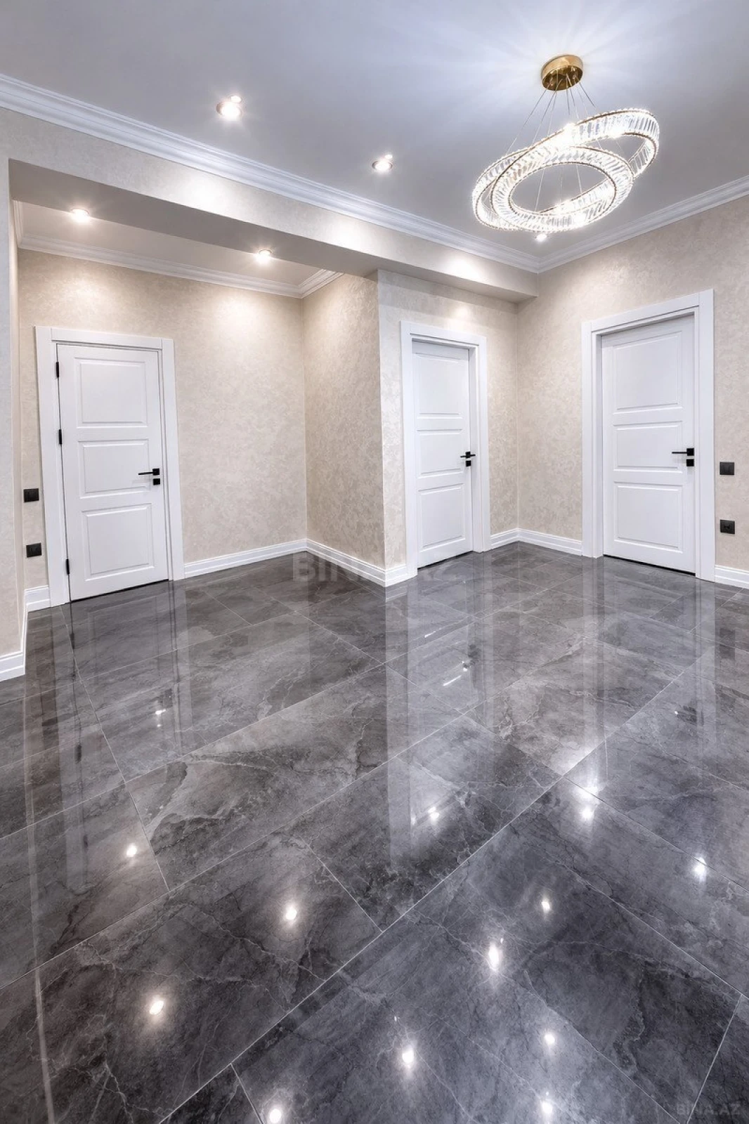 Satılır 3 otaqlı mənzil 138 m²