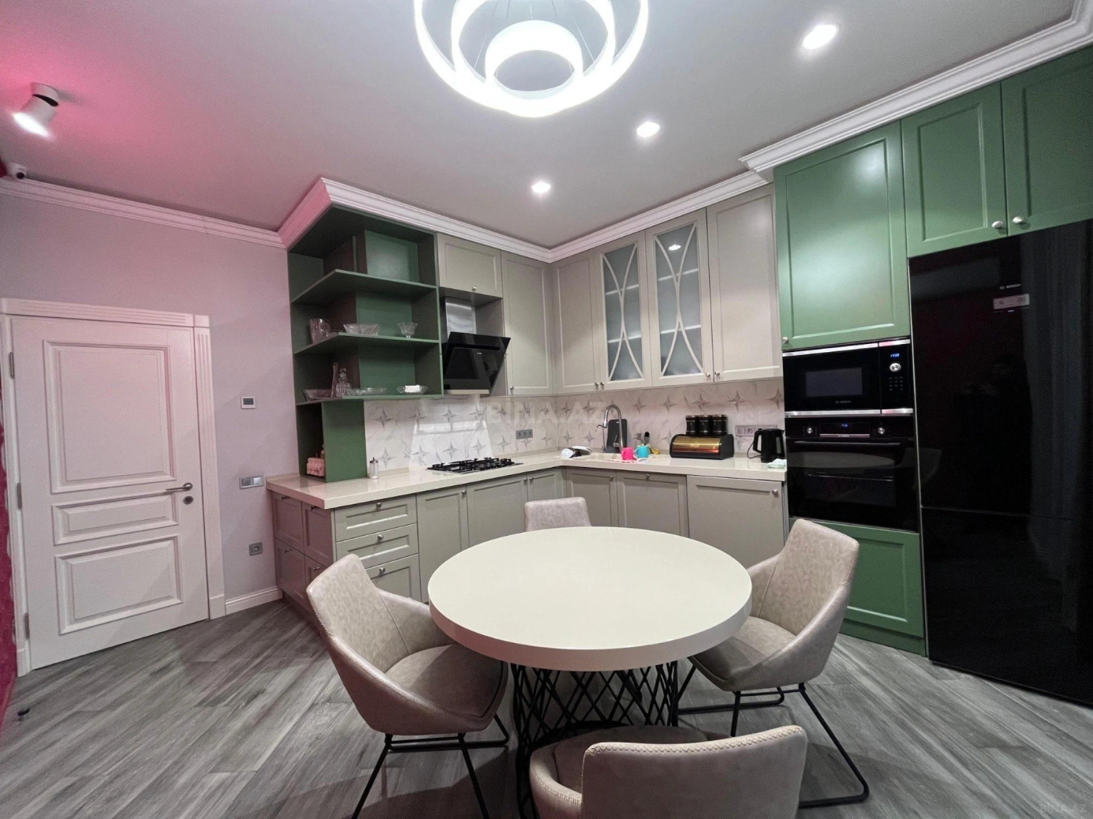 Kirayə verilir 3 otaqlı mənzil 180 m²