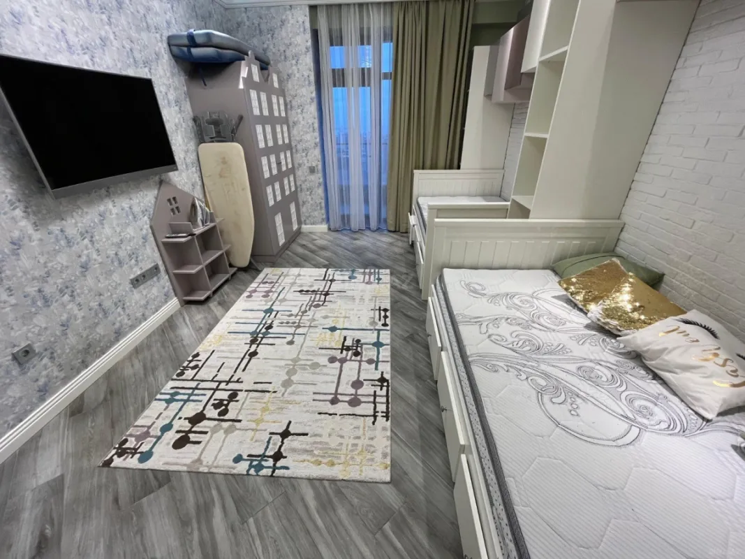 Kirayə verilir 3 otaqlı mənzil 180 m²