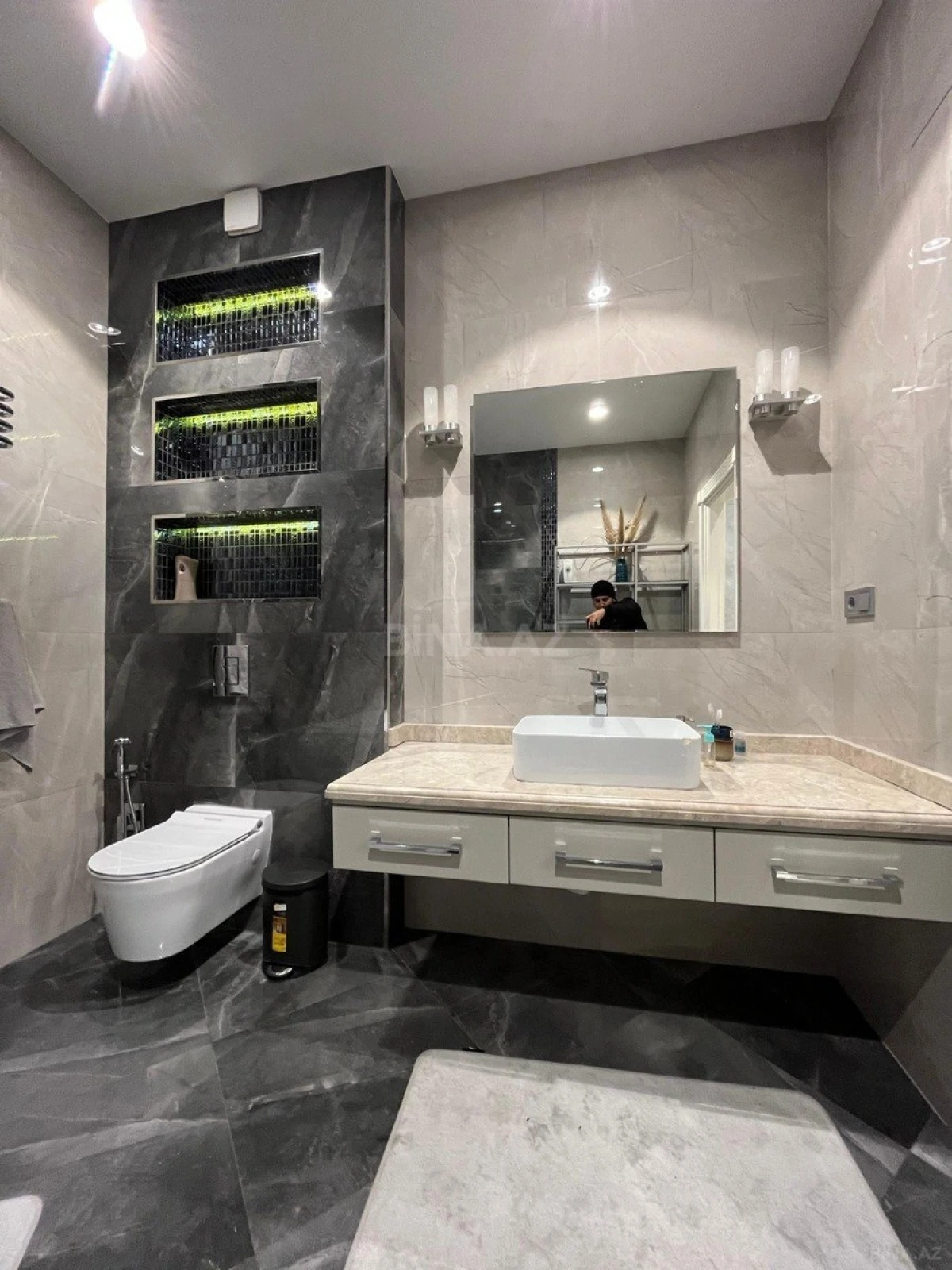 Kirayə verilir 3 otaqlı mənzil 180 m²