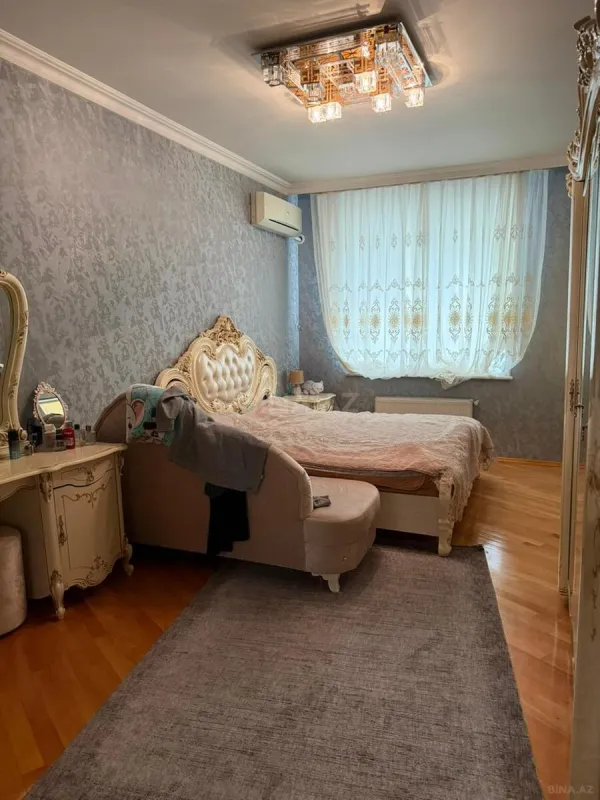 Satılır 3 otaqlı mənzil 135 m²