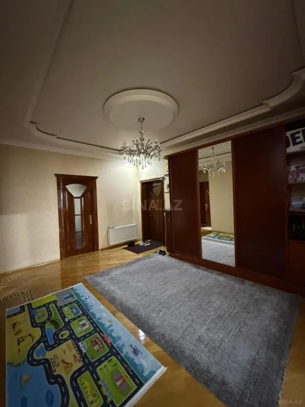 Satılır 3 otaqlı mənzil 135 m²