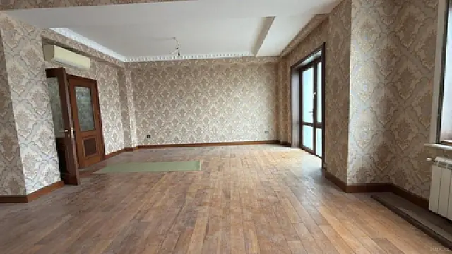 Satılır 5 otaqlı mənzil 200 m²