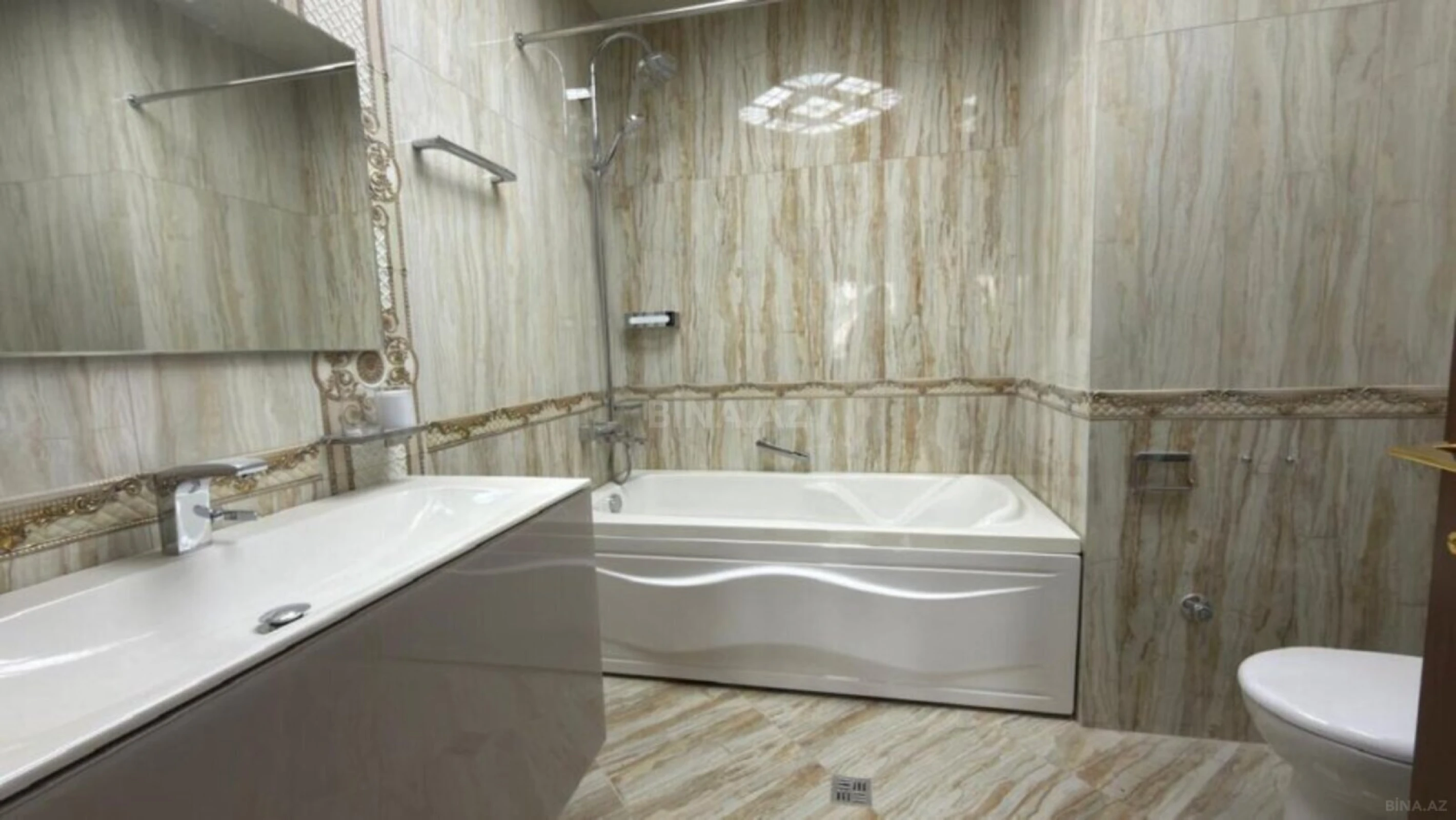 Satılır 5 otaqlı mənzil 200 m²