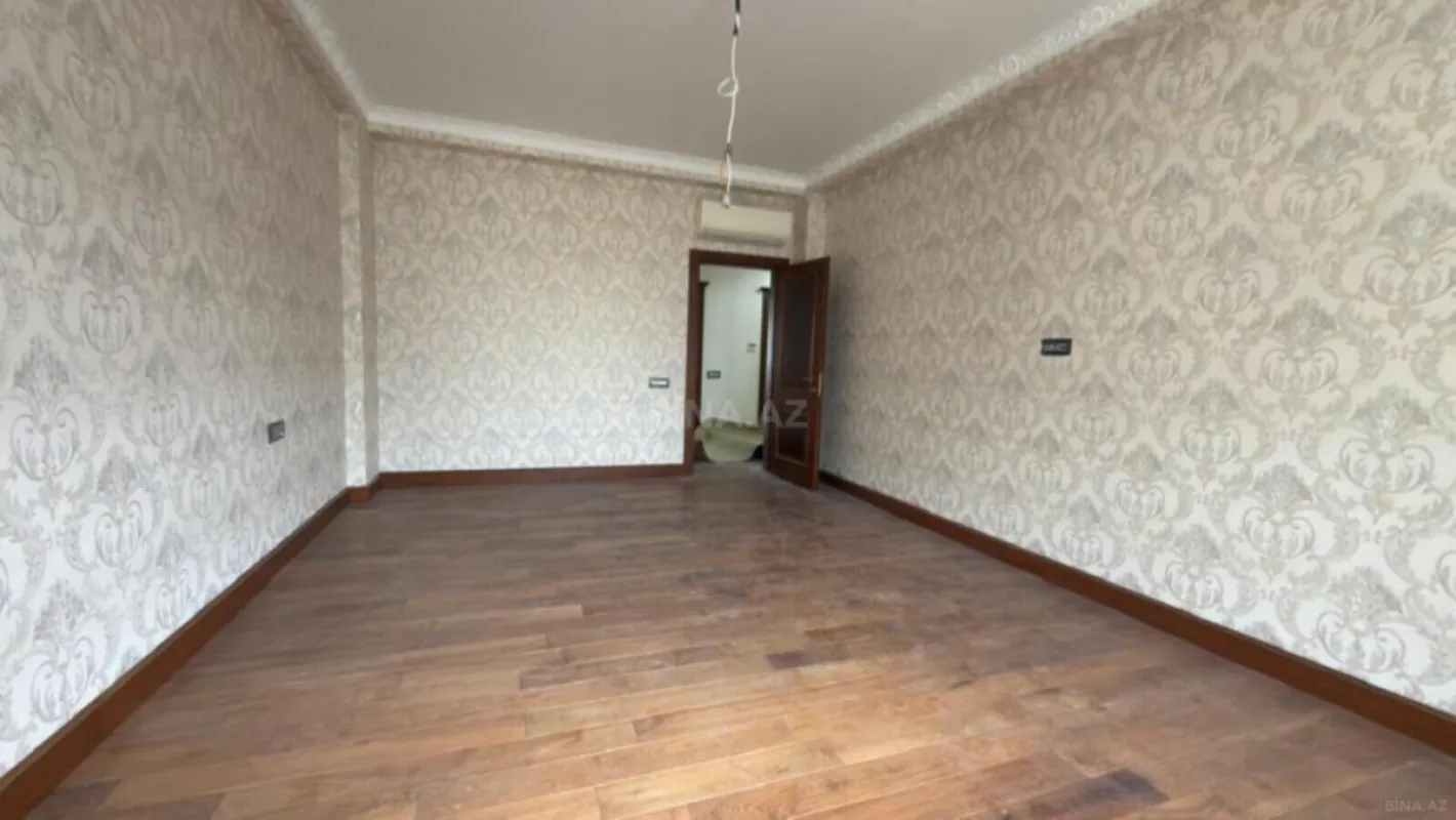 Satılır 5 otaqlı mənzil 200 m²