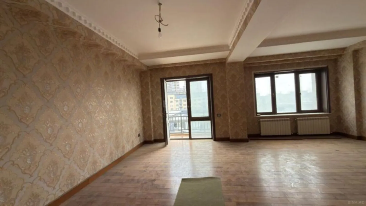 Satılır 5 otaqlı mənzil 200 m²
