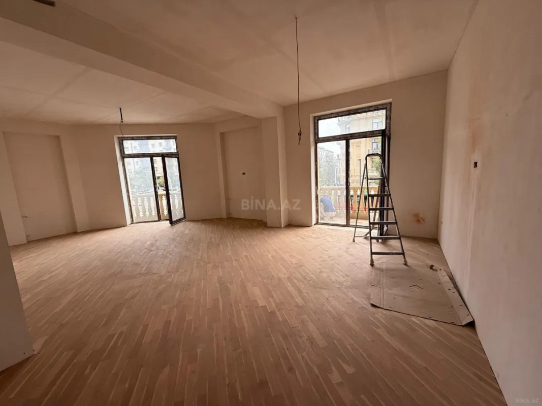 Satılır 3 otaqlı mənzil 129 m²