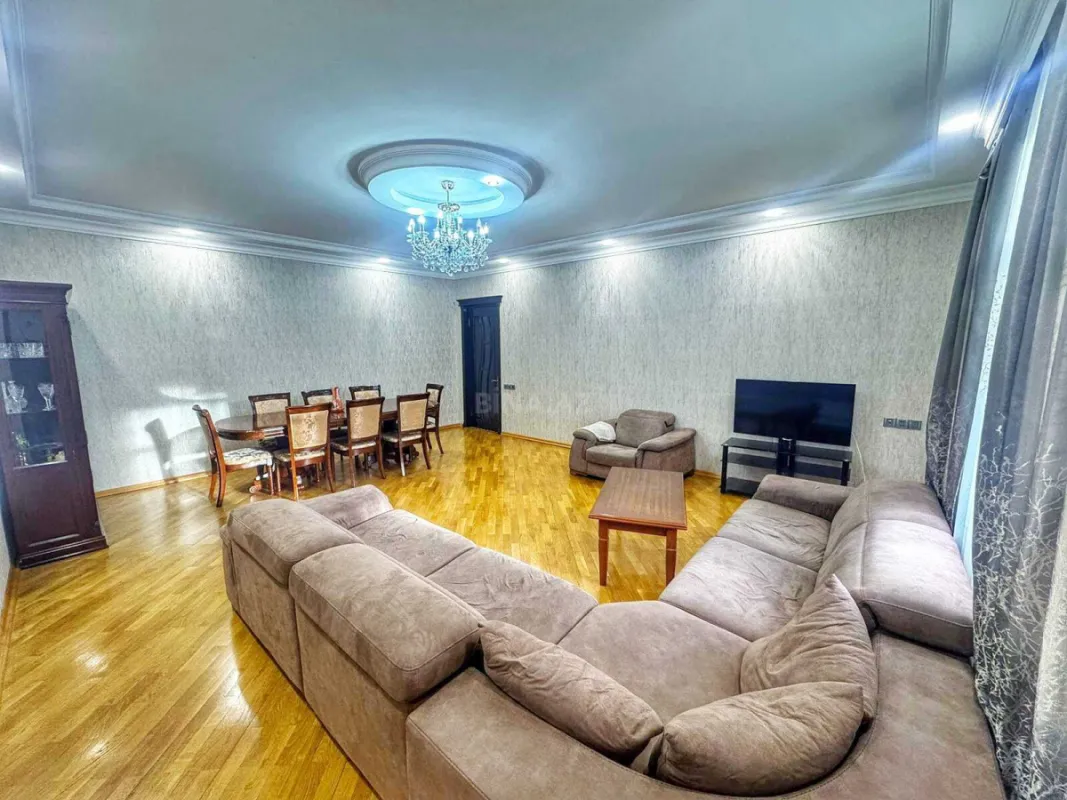 Satılır 4 otaqlı mənzil 165 m²