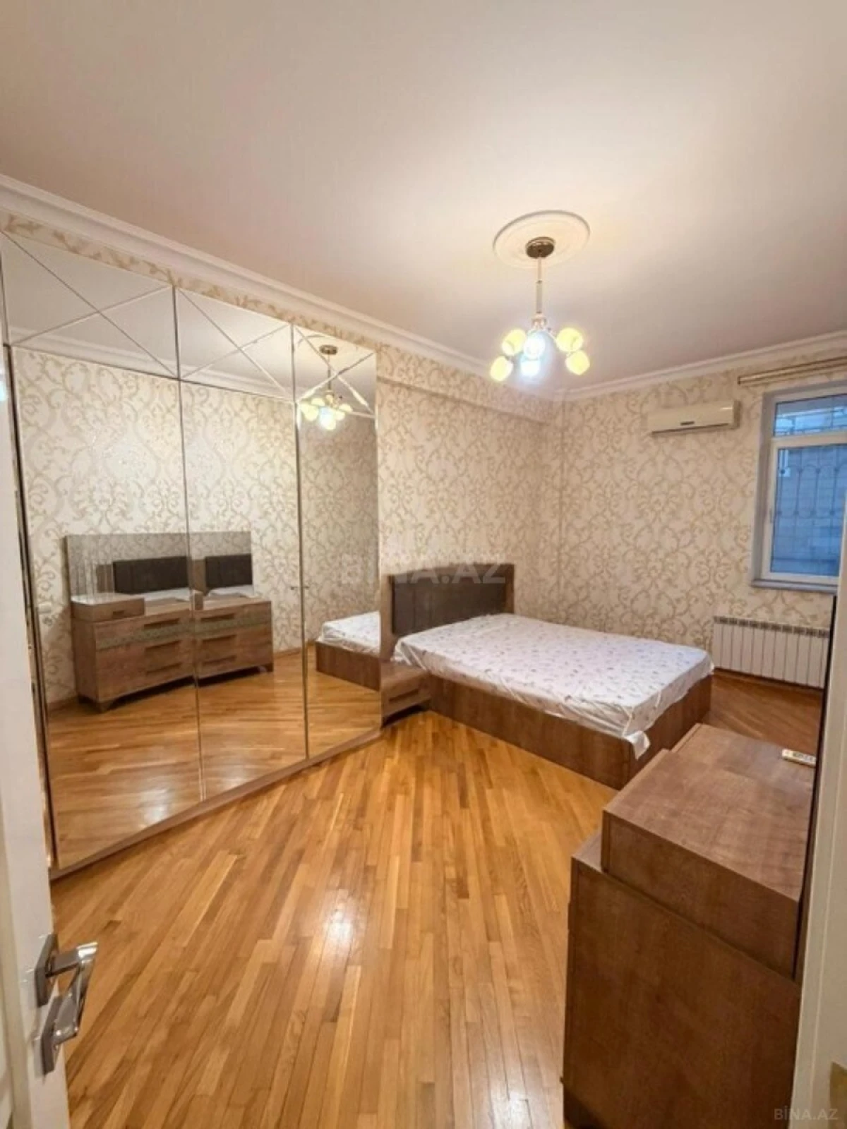 Kirayə verilir 5 otaqlı mənzil 200 m²