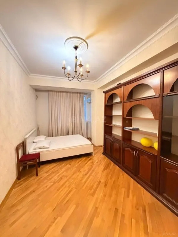 Kirayə verilir 5 otaqlı mənzil 200 m²