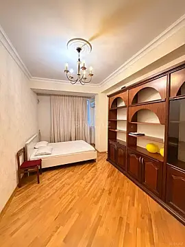 Kirayə verilir 5 otaqlı mənzil 200 m²