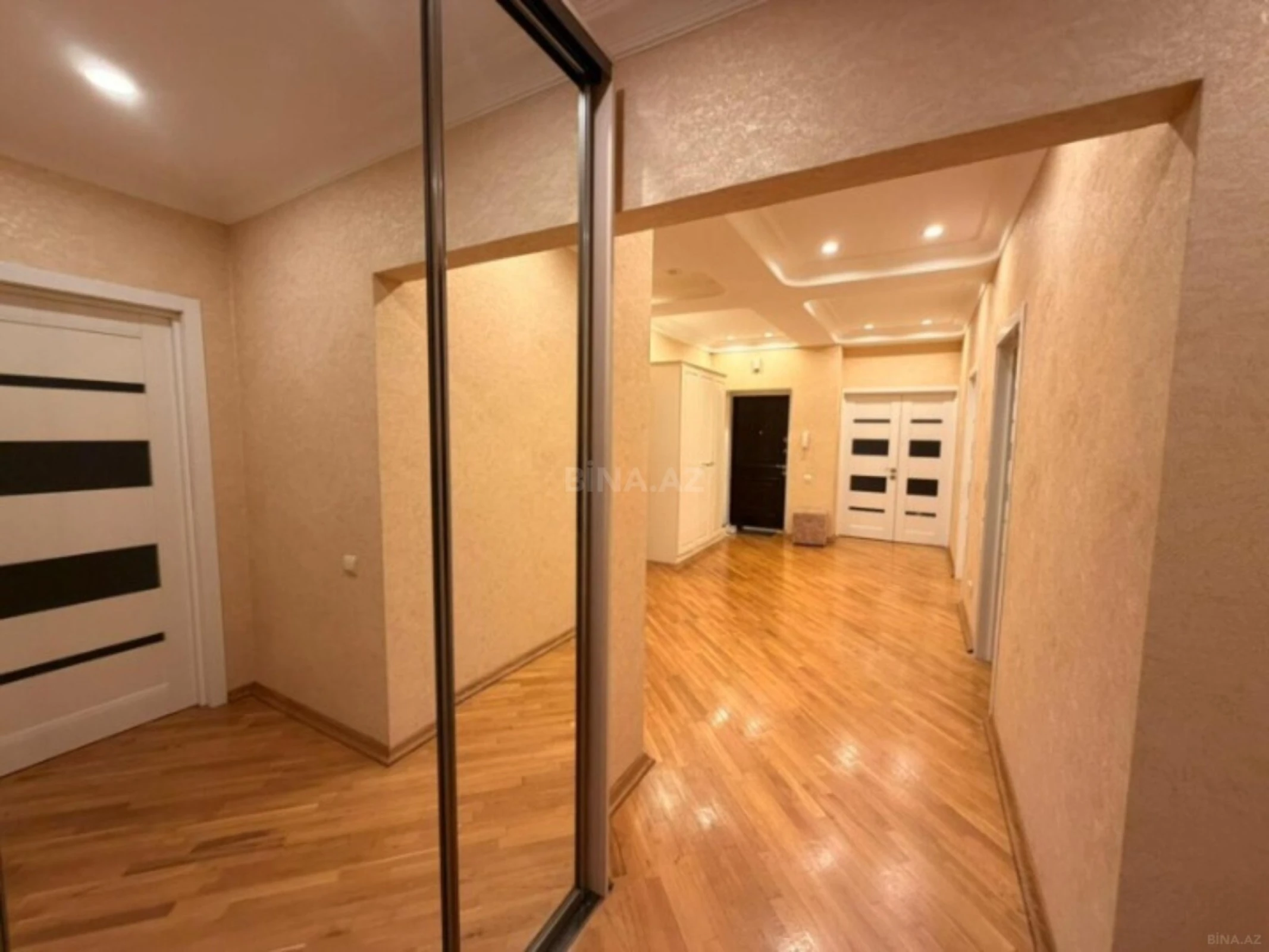 Kirayə verilir 5 otaqlı mənzil 200 m²