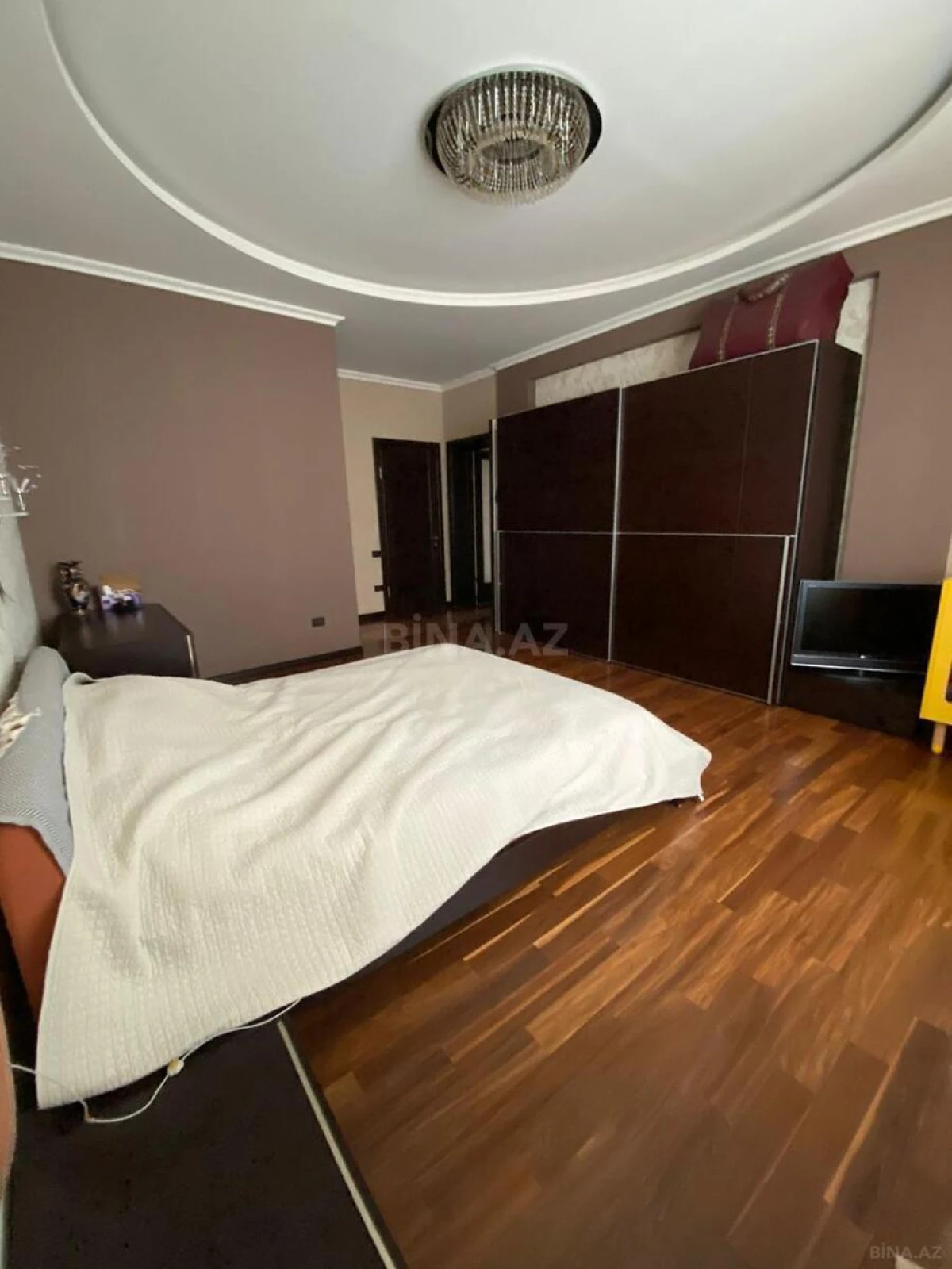 Satılır 4 otaqlı mənzil 180 m²