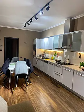 Satılır 4 otaqlı mənzil 180 m²