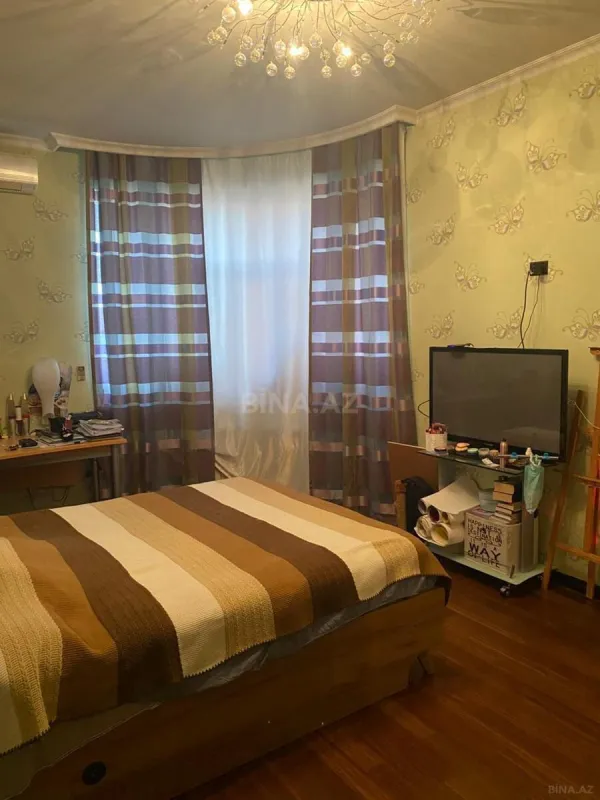 Satılır 4 otaqlı mənzil 180 m²