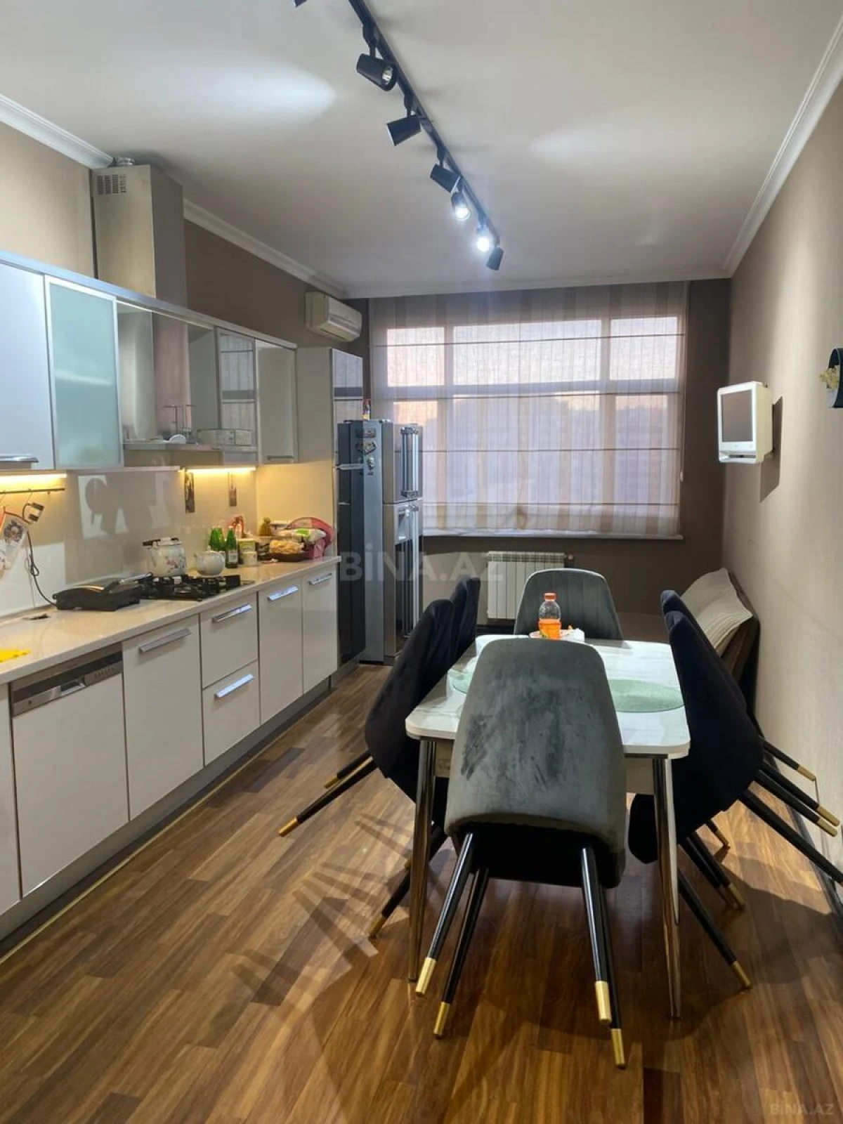 Satılır 4 otaqlı mənzil 180 m²