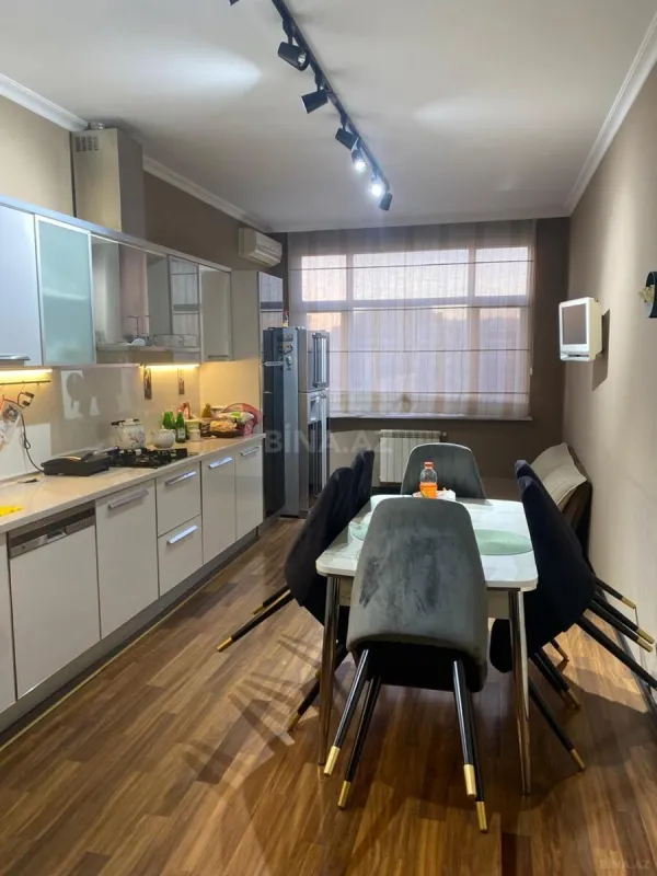 Satılır 4 otaqlı mənzil 180 m²