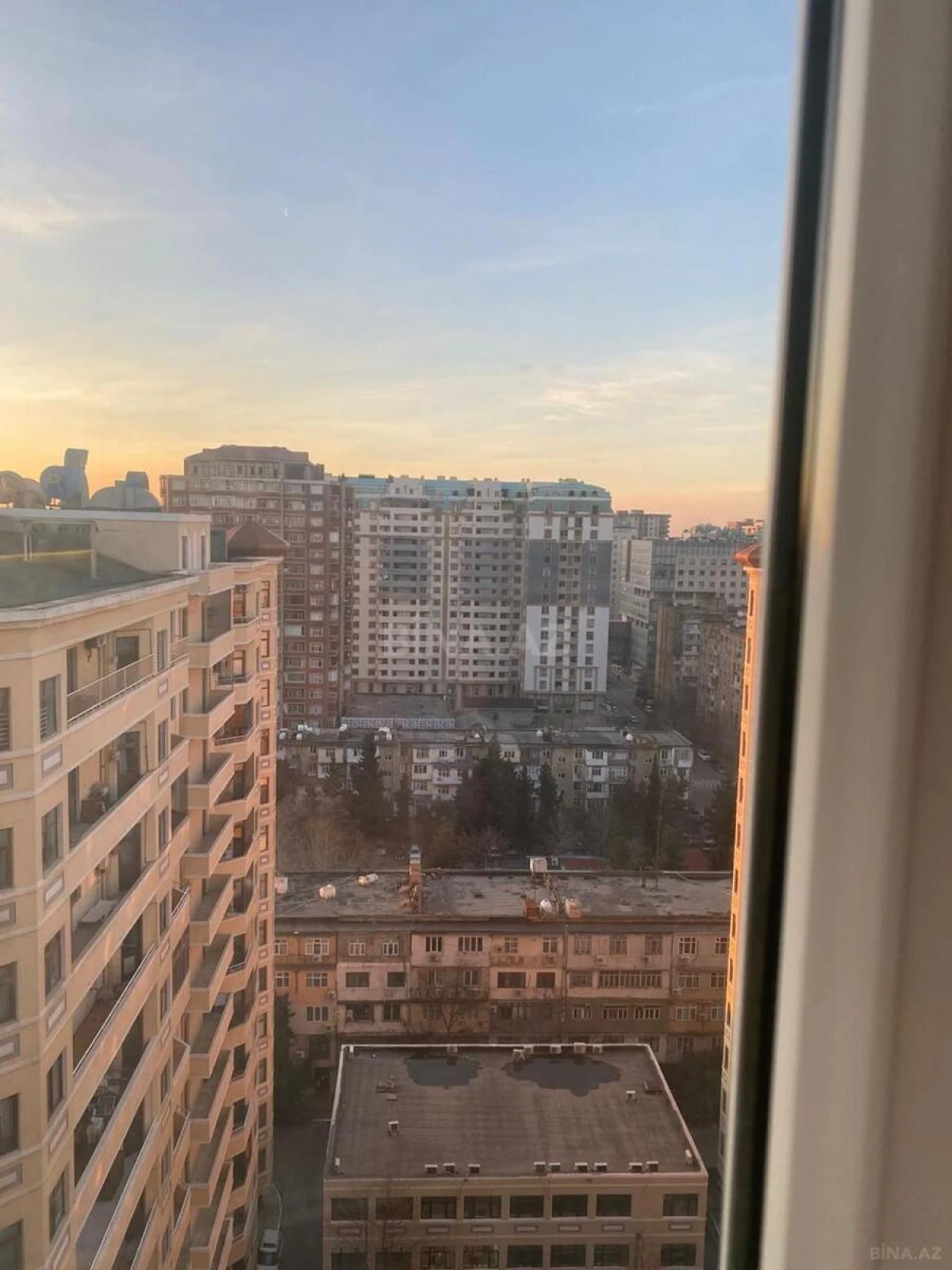 Satılır 4 otaqlı mənzil 180 m²