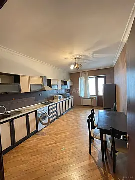 Satılır 4 otaqlı mənzil 200 m²