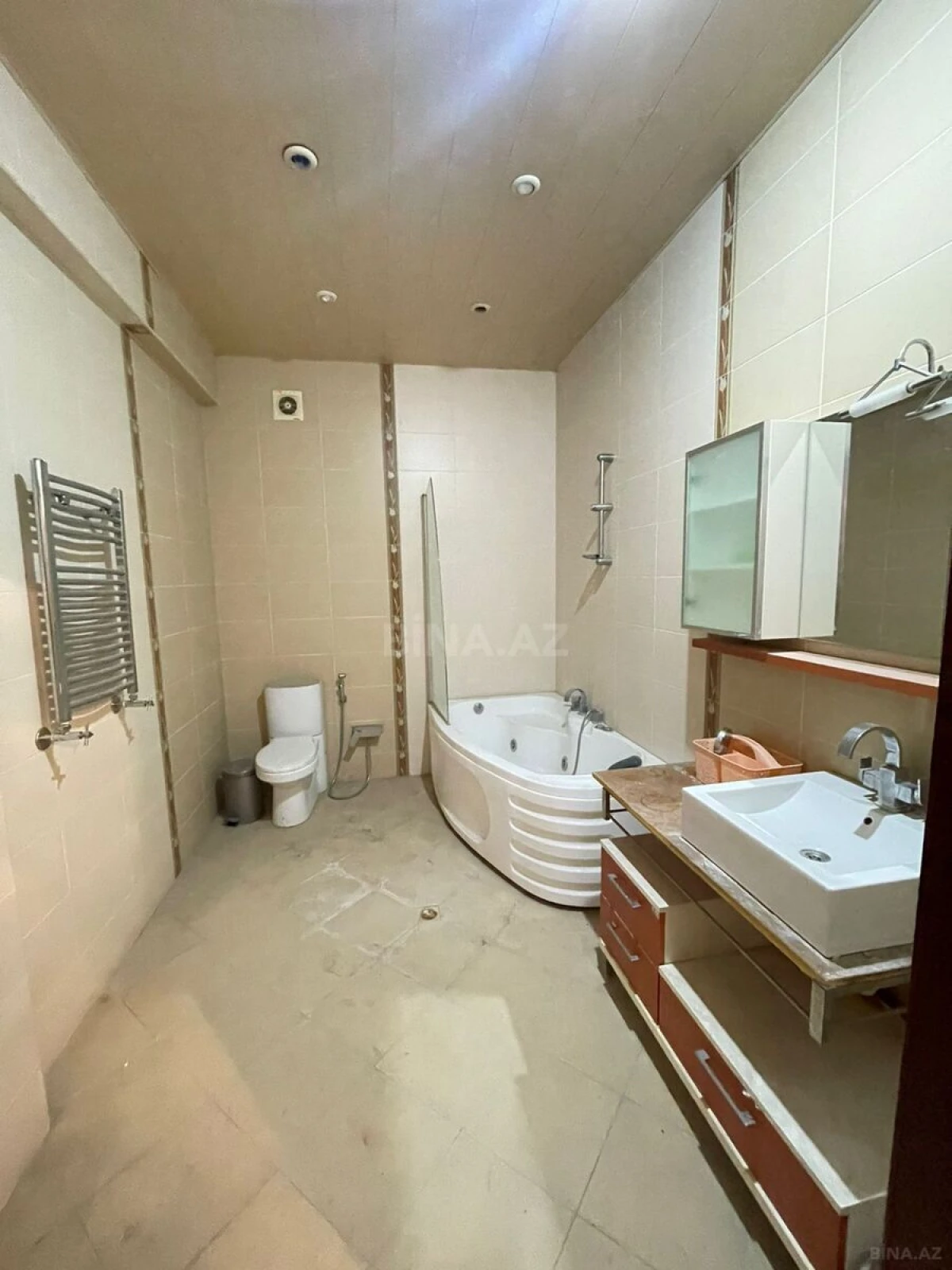 Satılır 4 otaqlı mənzil 200 m²