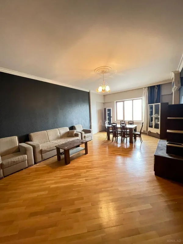 Satılır 4 otaqlı mənzil 200 m²