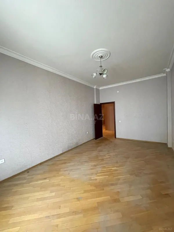 Satılır 4 otaqlı mənzil 200 m²