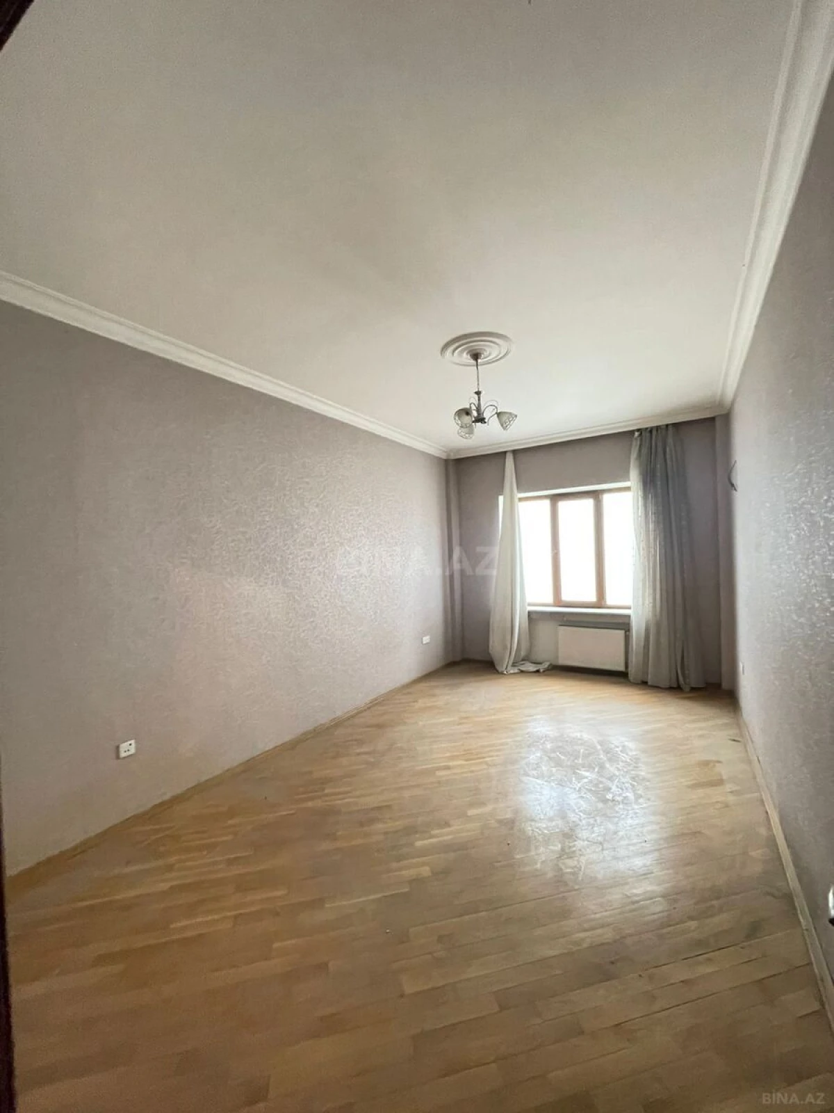 Satılır 4 otaqlı mənzil 200 m²