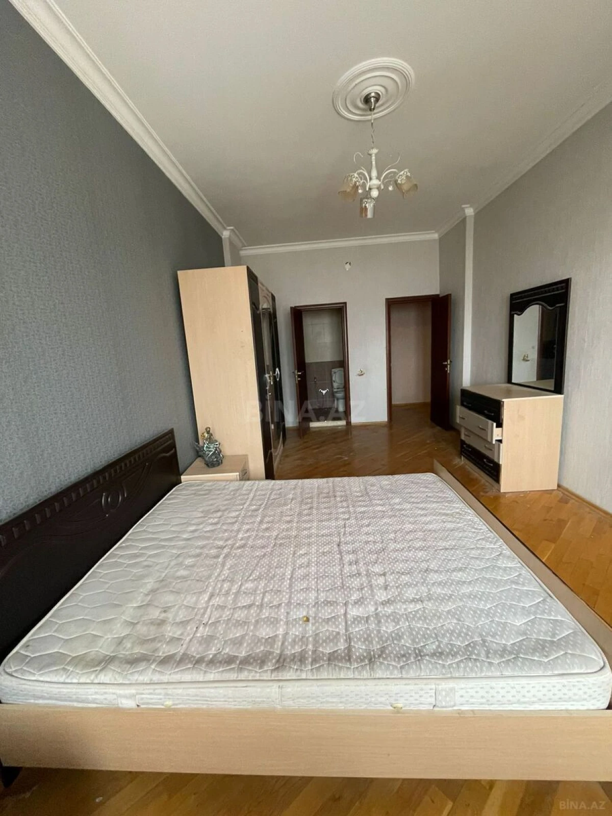 Satılır 4 otaqlı mənzil 200 m²