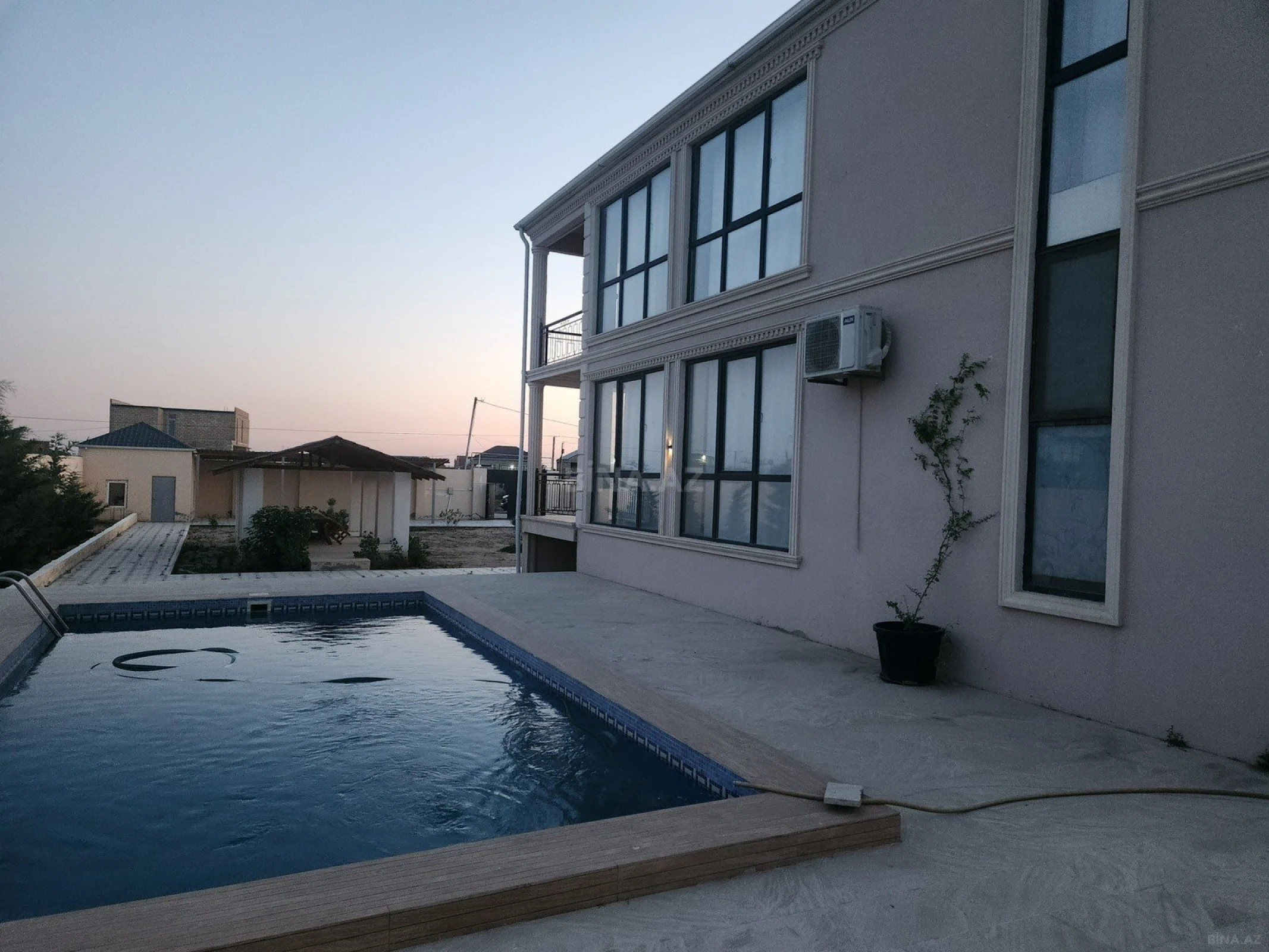 Satılır 4 otaqlı həyət evi 347 m²