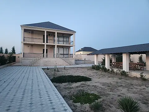 Satılır 4 otaqlı həyət evi 347 m²