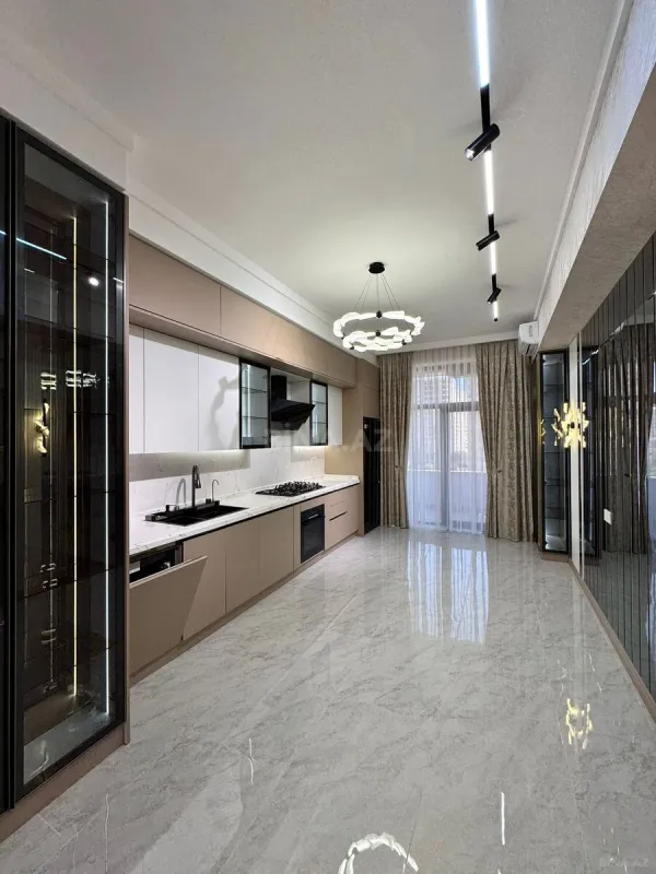 Satılır 4 otaqlı mənzil 195 m²