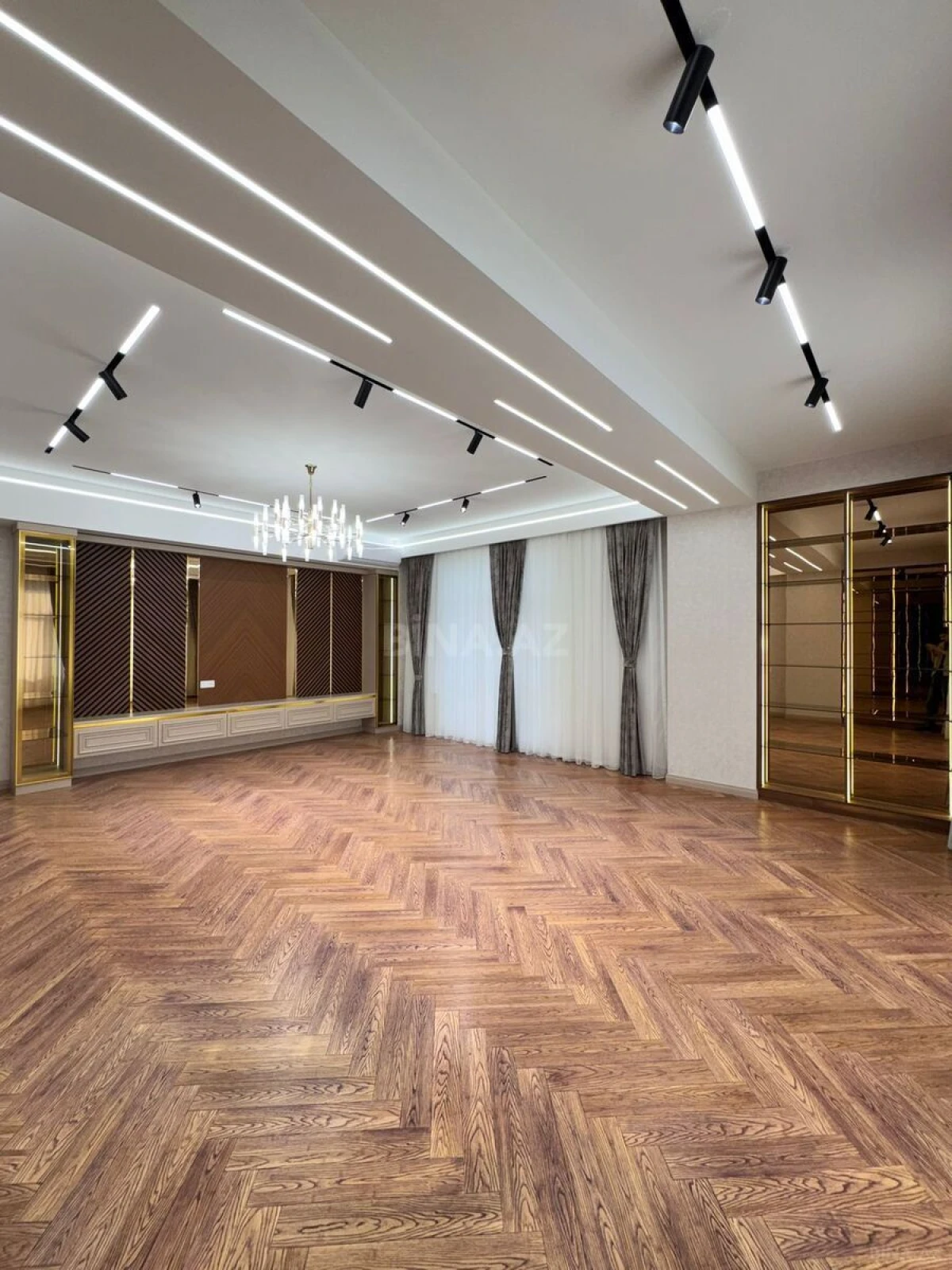 Satılır 4 otaqlı mənzil 195 m²