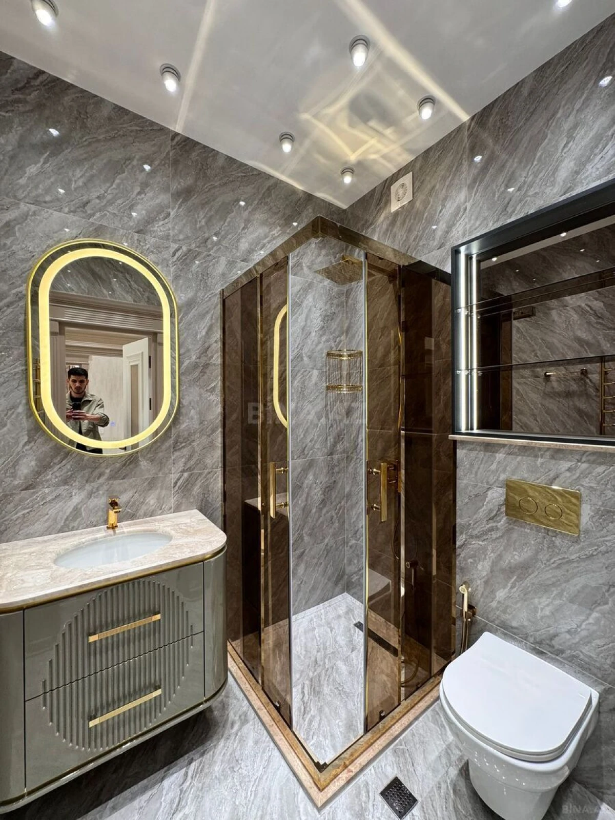 Satılır 4 otaqlı mənzil 195 m²