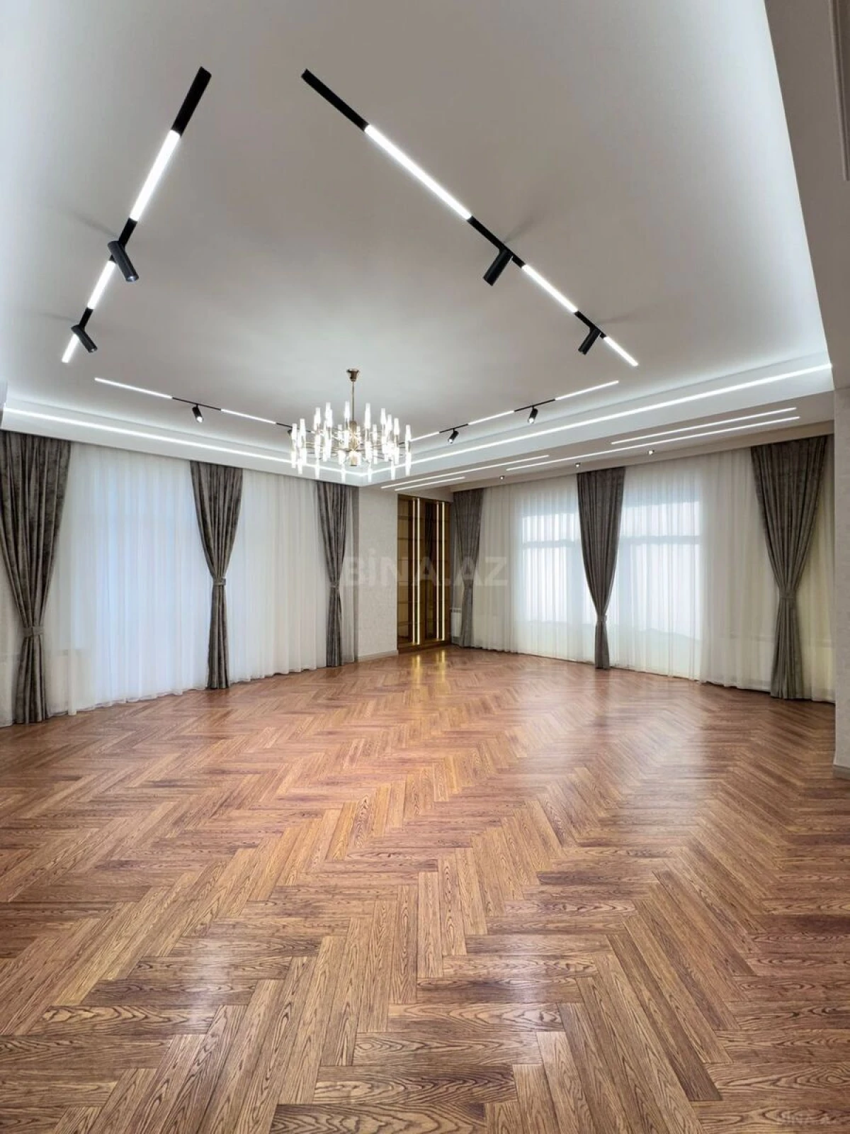 Satılır 4 otaqlı mənzil 195 m²