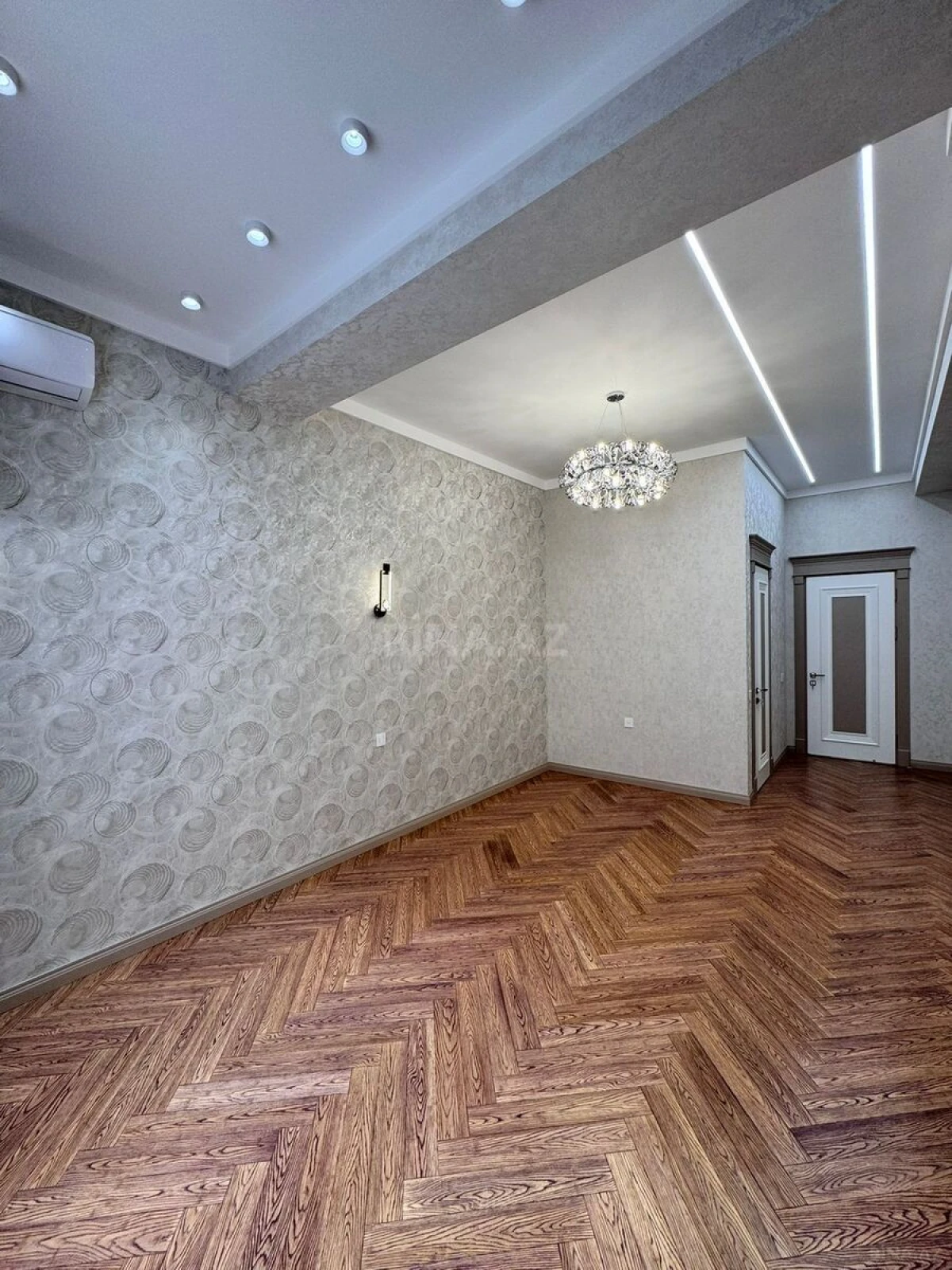 Satılır 4 otaqlı mənzil 195 m²