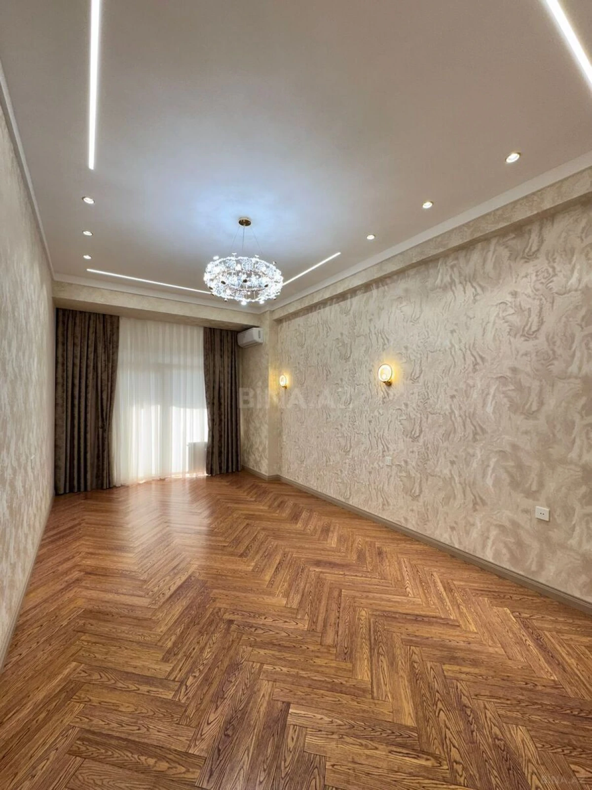 Satılır 4 otaqlı mənzil 195 m²