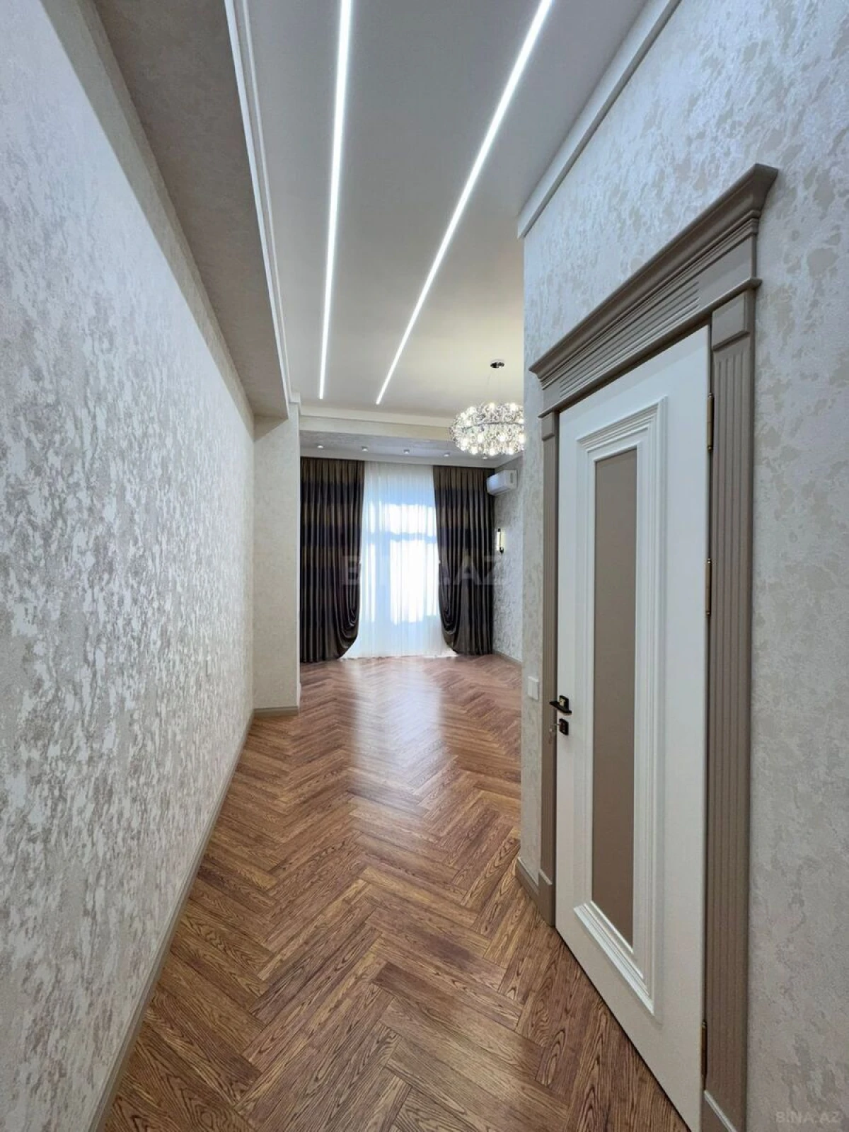 Satılır 4 otaqlı mənzil 195 m²