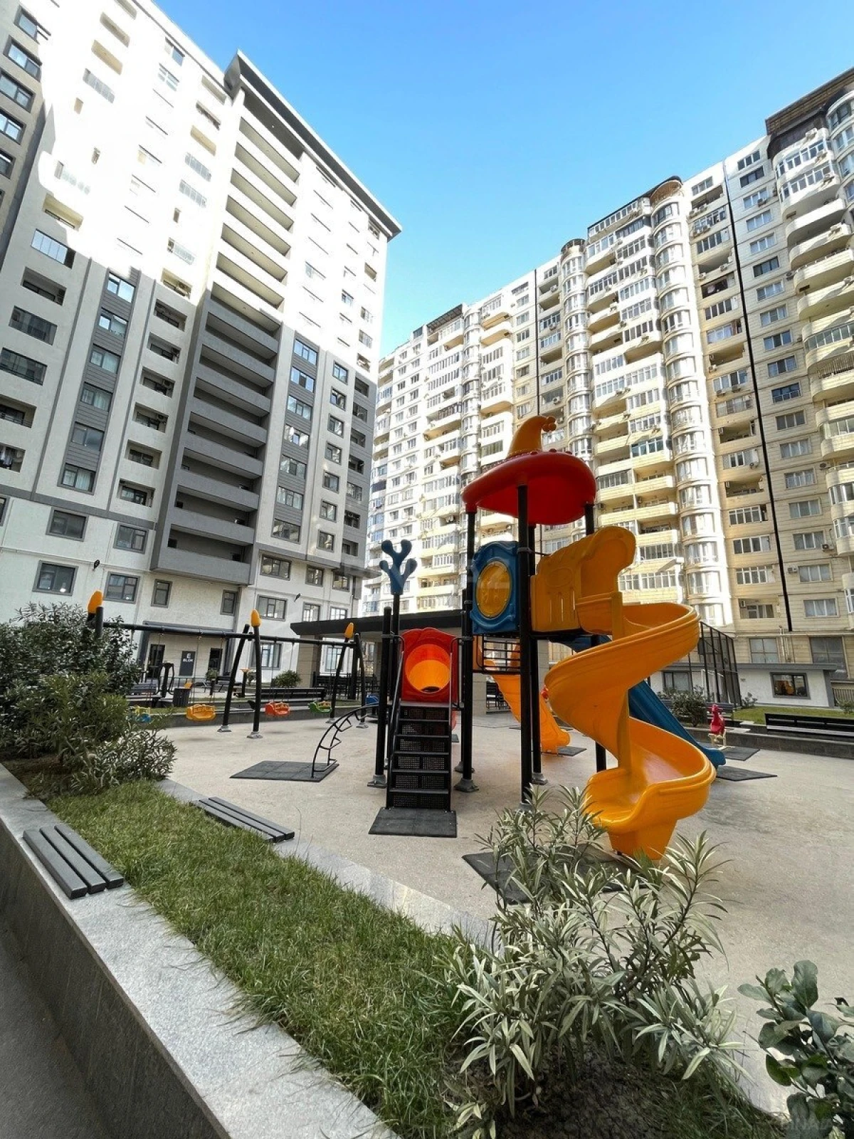 Satılır 4 otaqlı mənzil 137 m²