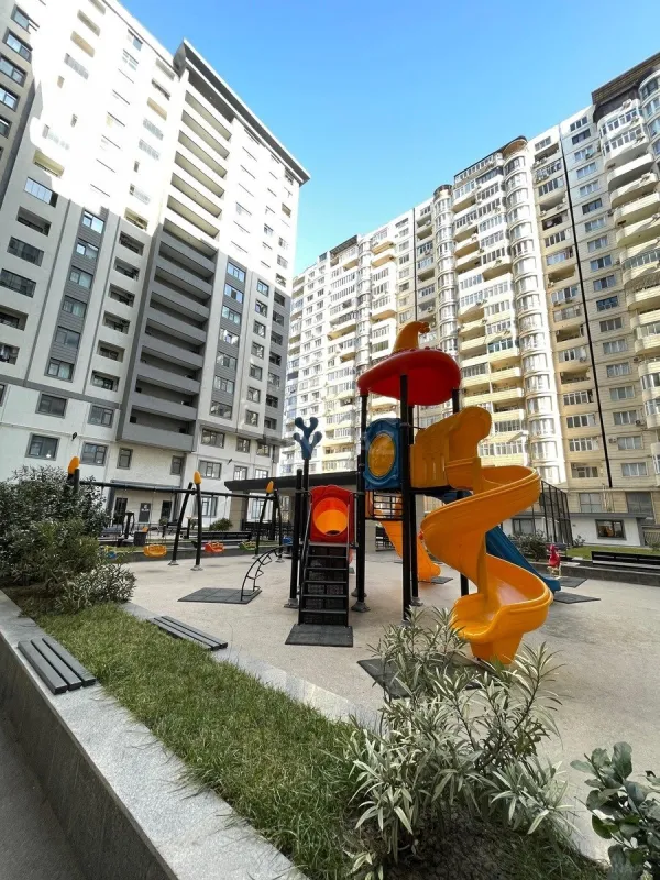 Satılır 4 otaqlı mənzil 137 m²