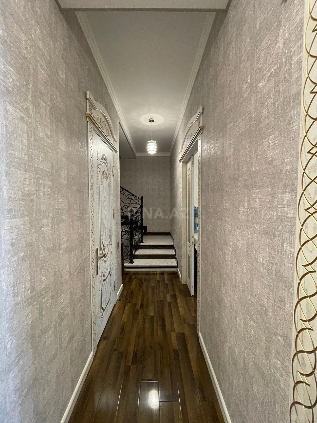 Satılır 4 otaqlı mənzil 137 m²