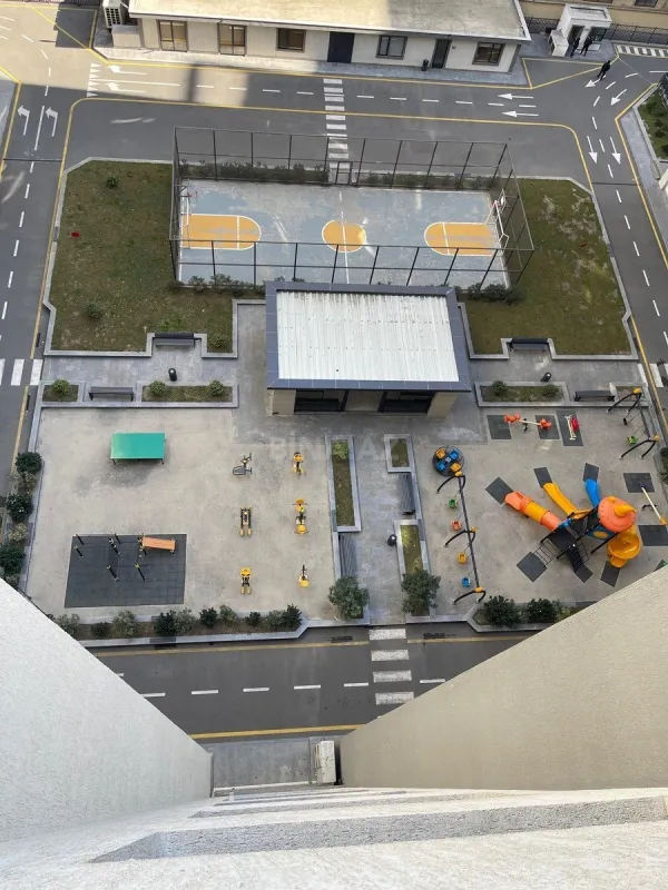 Satılır 4 otaqlı mənzil 137 m²