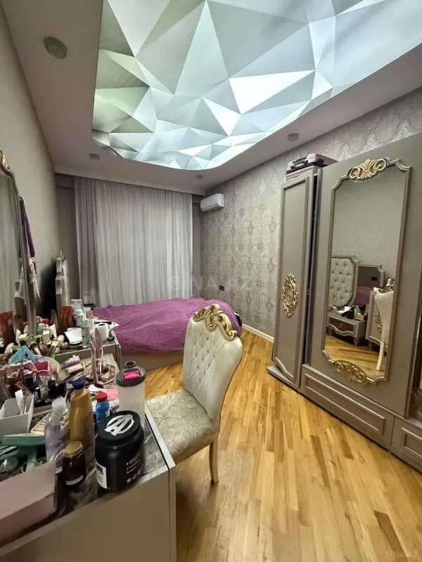 Satılır 3 otaqlı mənzil 138 m²