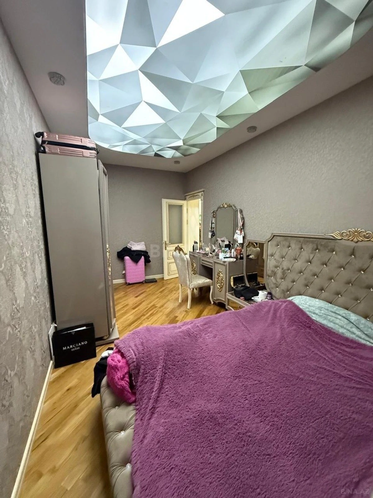 Satılır 3 otaqlı mənzil 138 m²